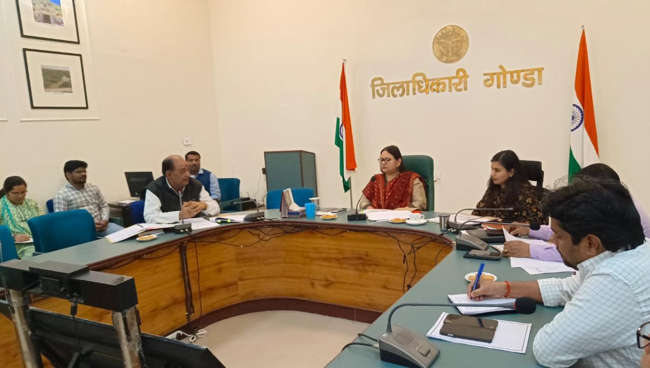 डीएम ने शिक्षा विभाग के अधिकारियों के साथ की बैठक, दिये आवश्यक निर्देश
