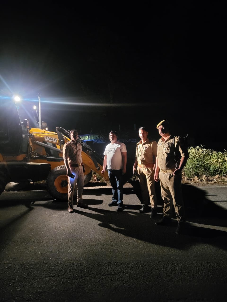गोंडा:रातोंरात प्रशासन की दबिश: बिना परमिट खनन करते पकड़ी गई जेसीबी और ट्रैक्टर ट्राली जब्त